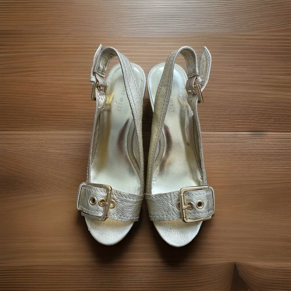 Nine West Women's‎ Wedge Sandals Gold Leather Wood Heel Buckle Peep Toe Size 7.5